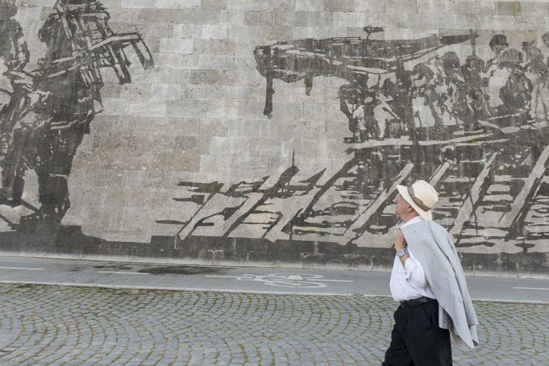 “Triumphs and Laments” un film sull’opera effimera di W. Kentridge