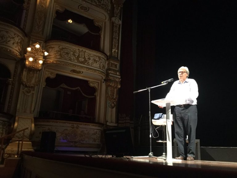 Vittorio Sgarbi furioso. L’amore per Bari virando fra arte e ira sociale