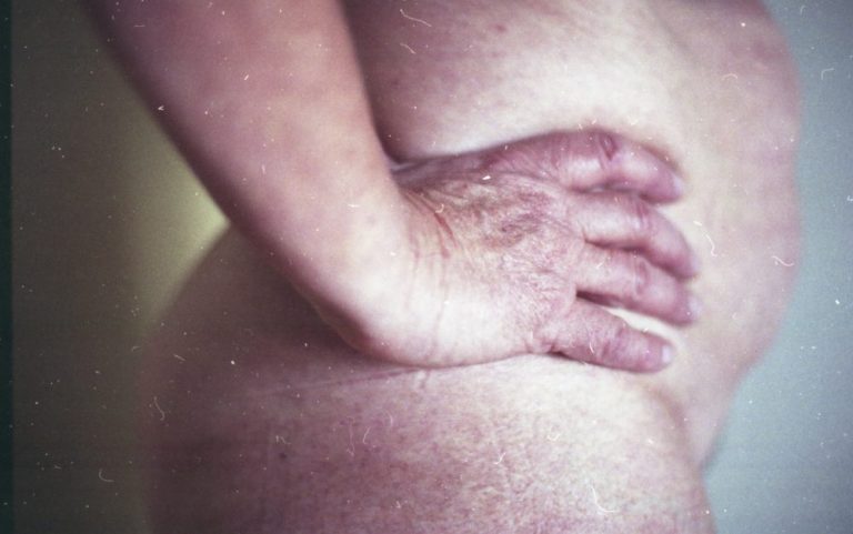 Lato B, un altro genere di storia: la mostra contro la violenza sulle donne