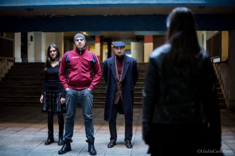 Arkady di Anonima Sette lotta per non sbandare sul palco