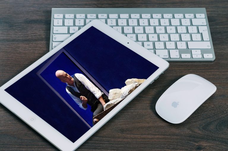 Comicità e riflessione per il “Father and Son” di Claudio Bisio