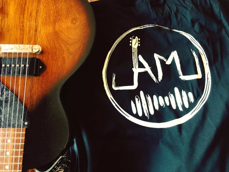 I Jamu cantano e ci raccontano le nostre improbabili storie di vita