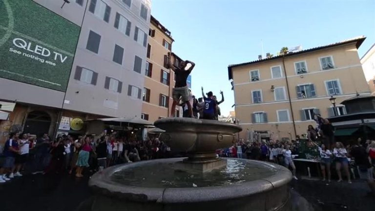 L’ipocrisia italiana contro i “barbari francesi” che deturpano la fontana di Campo de’ Fiori