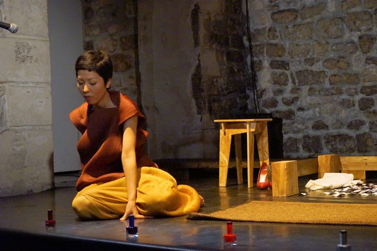 Il monologo “Doll is mine” ci porta in un’atmosfera elegante e angosciosa