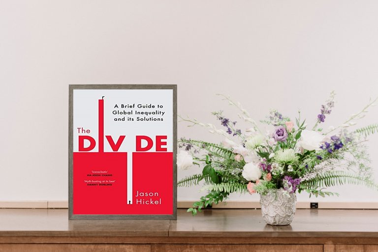 Cambio di prospettiva: ripensando il problema della povertà con Jason Hickel