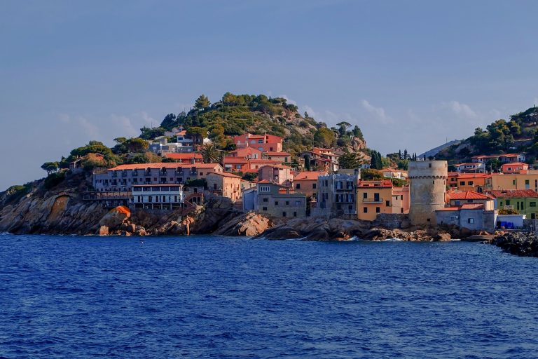 La bellezza della Torre della Linguella dell’isola d’Elba racchiusa in un francobollo