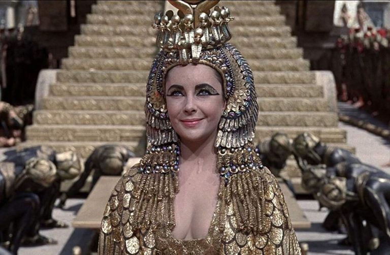 Elizabeth Taylor interpreta Cleopatra