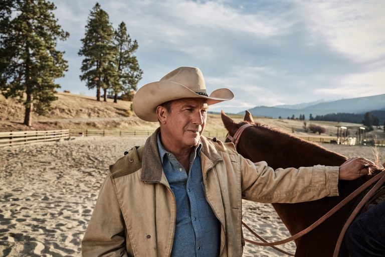 Yellowstone, la lotta tra indiani e cowboy a colpi di proprietà e politica