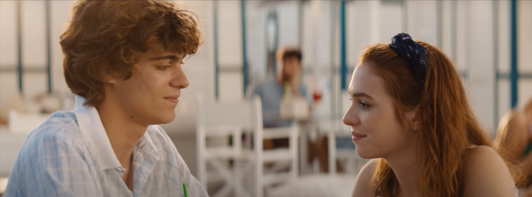 Sotto il sole di Riccione: un cinepanettone in riva al mare?