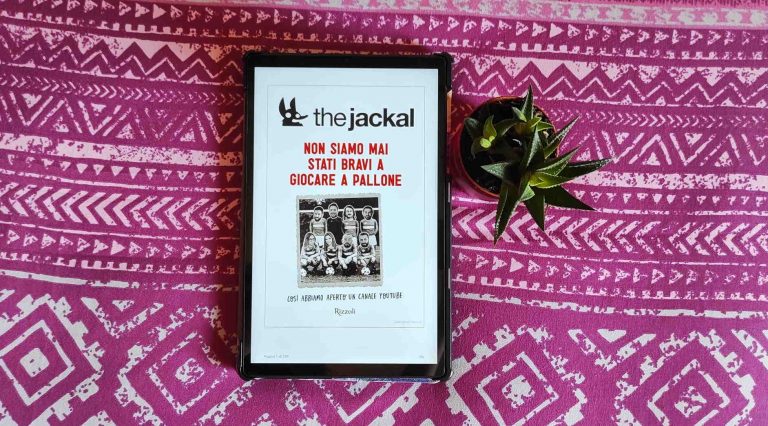 Copertina del libro dei The Jackal: "Non siamo mai stati bravi a giocare a pallone"