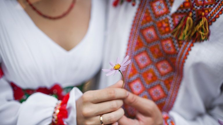Coppia vestita con gli abiti tradizionali ucraini