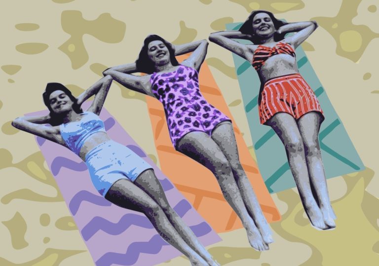 Donne in costume anni '50 - storia del bikini